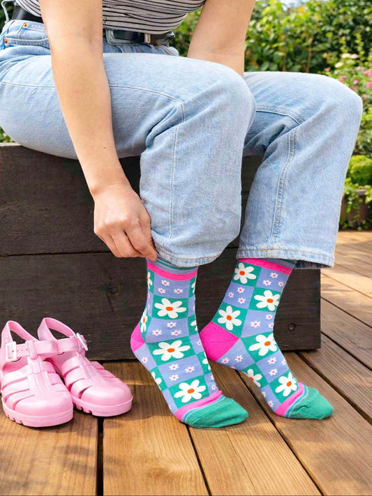 Flower-Checkerboard-Bamboo-Socks-in-Blue