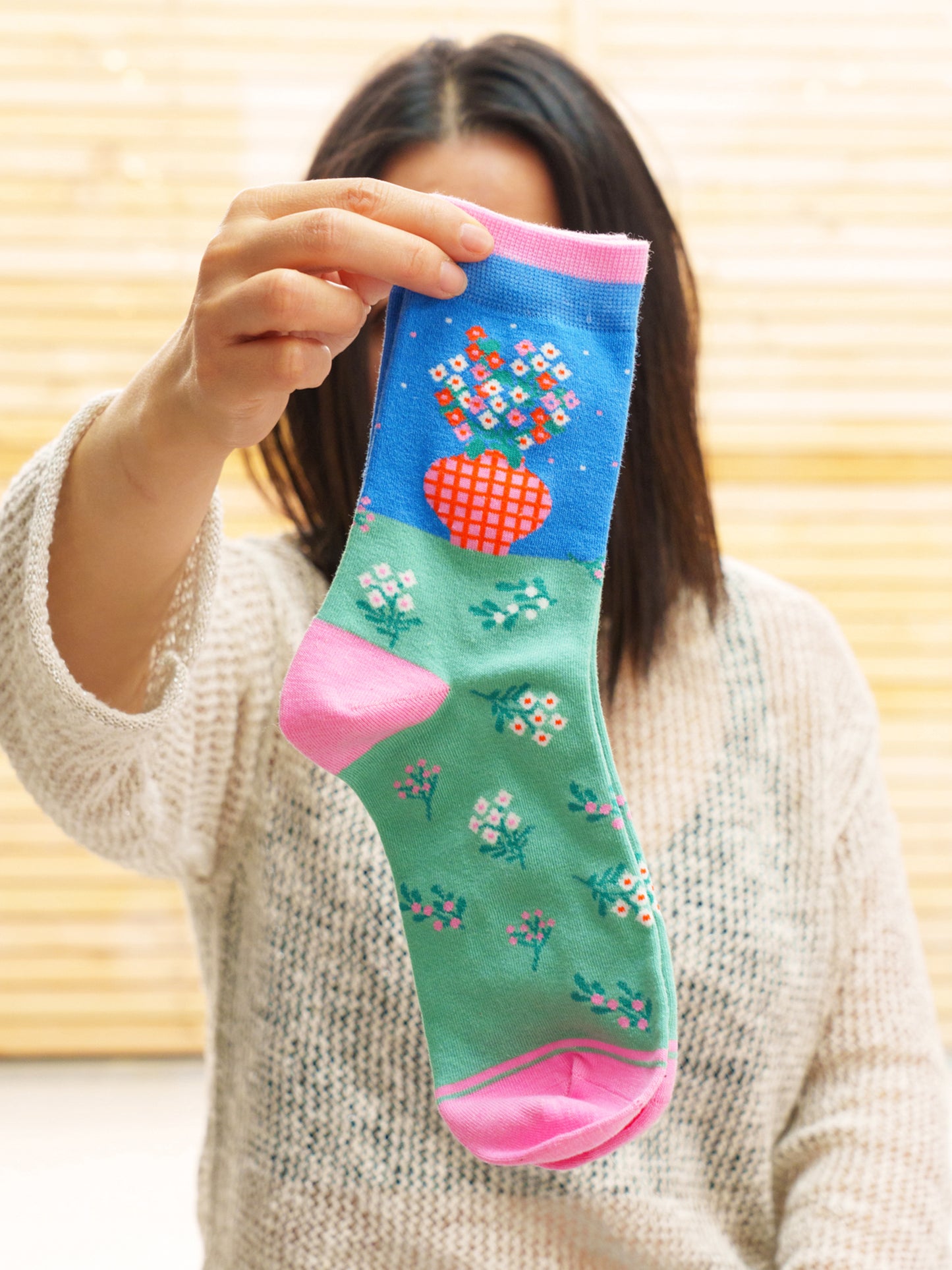 Flower-Vase-Bamboo-Socks-in-Blue