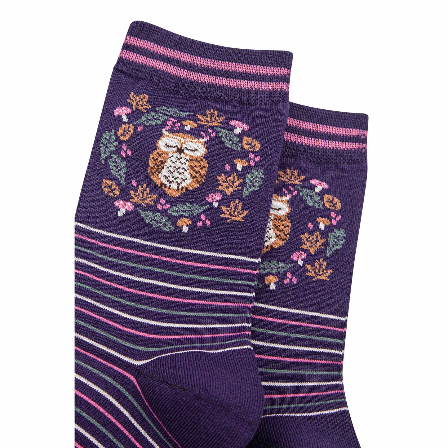 womens-bamboo-socks-navy-blue-sage-owl-in-wreath-close-up