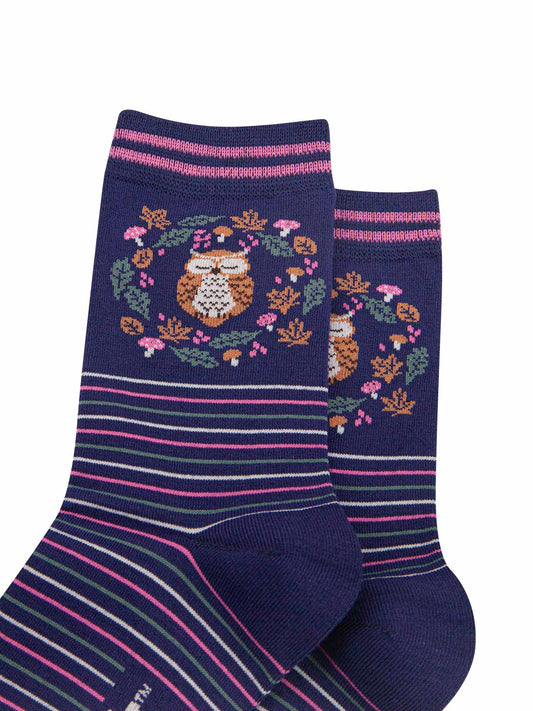 womens-bamboo-socks-navy-blue-sage-owl-in-wreath-close-up