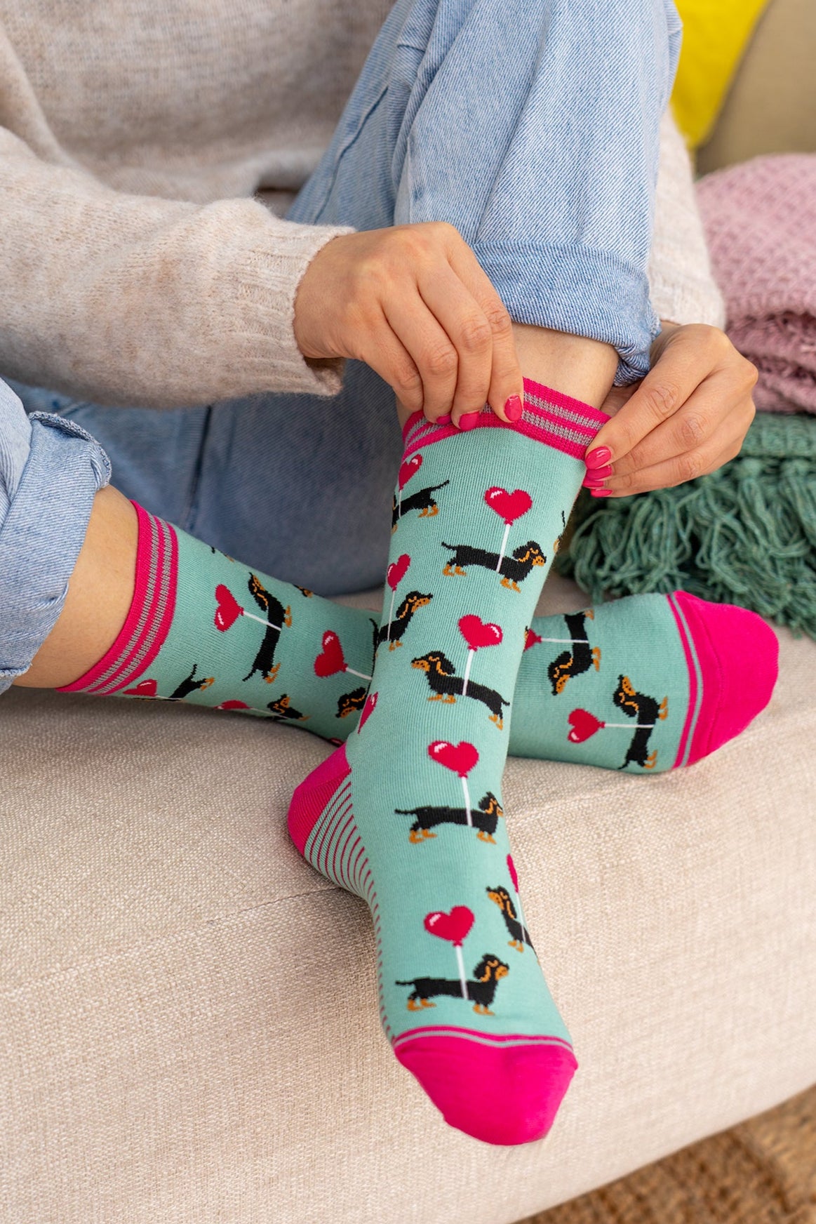 4462hdogmi-womens-bamboo-socks-mint-sausage-dog-with-loveheart-balloon