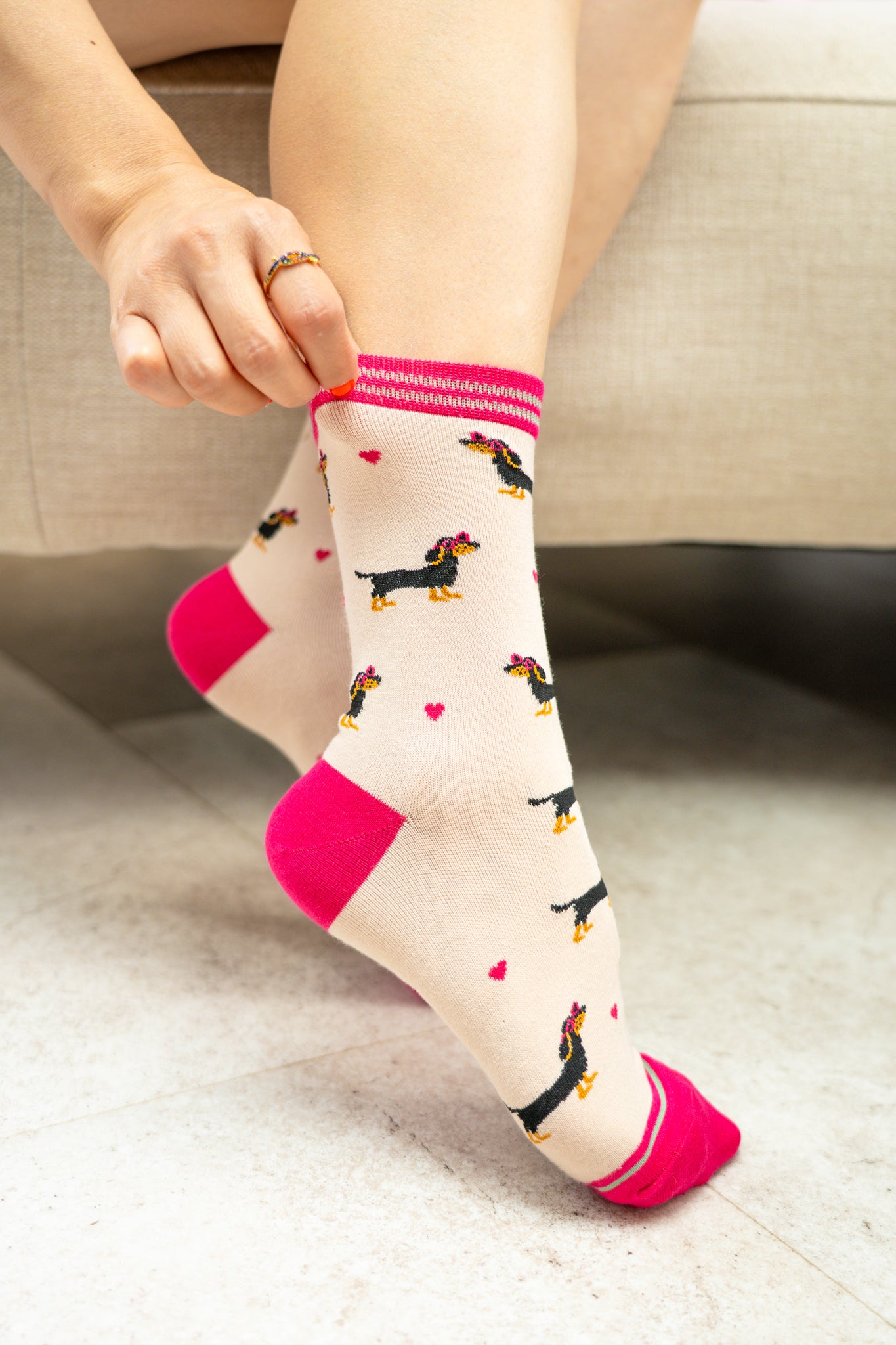 womens-sausage-dog-in-heart-glasses-bamboo-socks