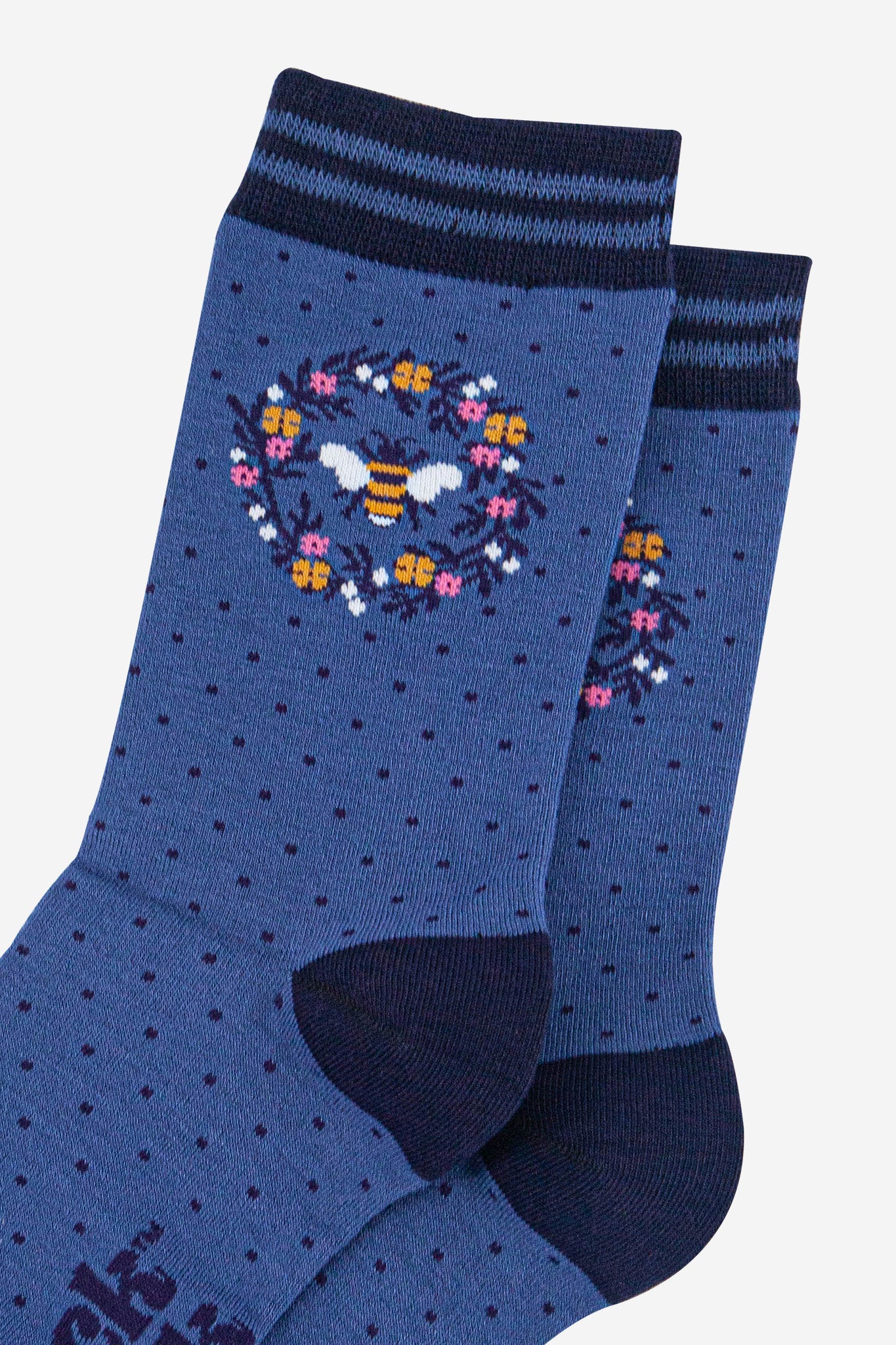 womens-bamboo-socks-denim-blue-navy-blue-bee-wreath-close-up