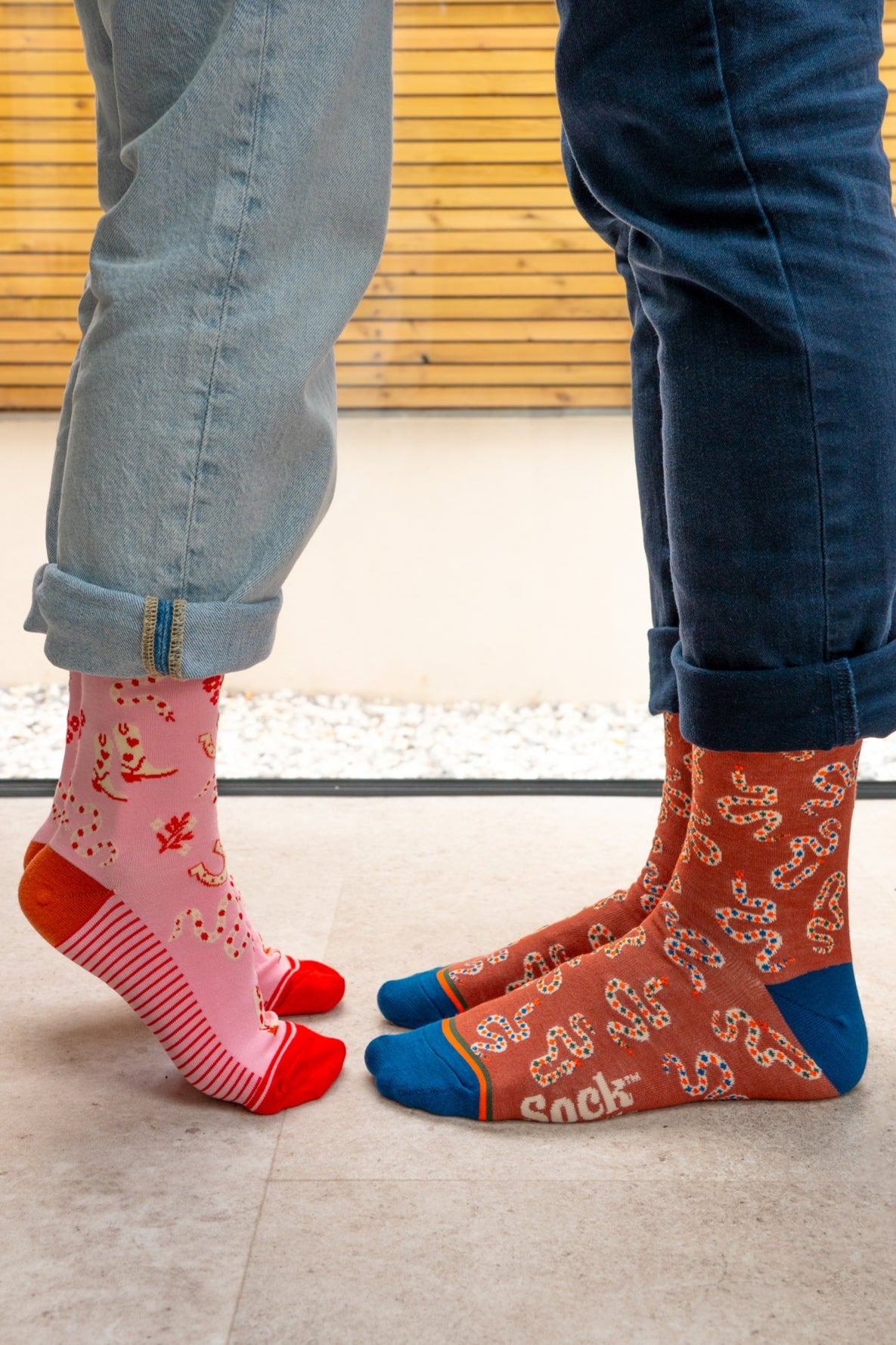 womens-bamboo-socks-pink-western-cowgirl-snakes-mens-all-over-winding-snakes-print-bamboo-socks