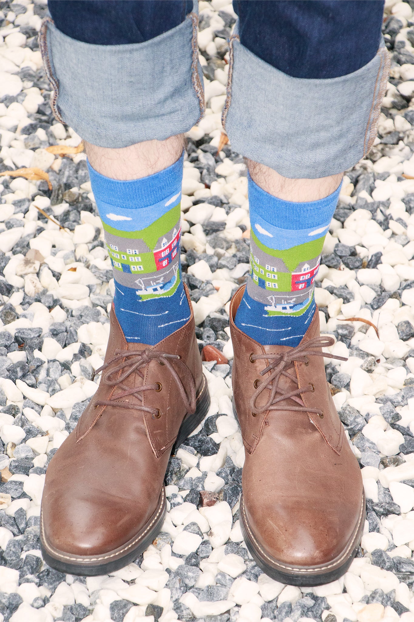 mens-fishing-village-scene-bamboo-socks