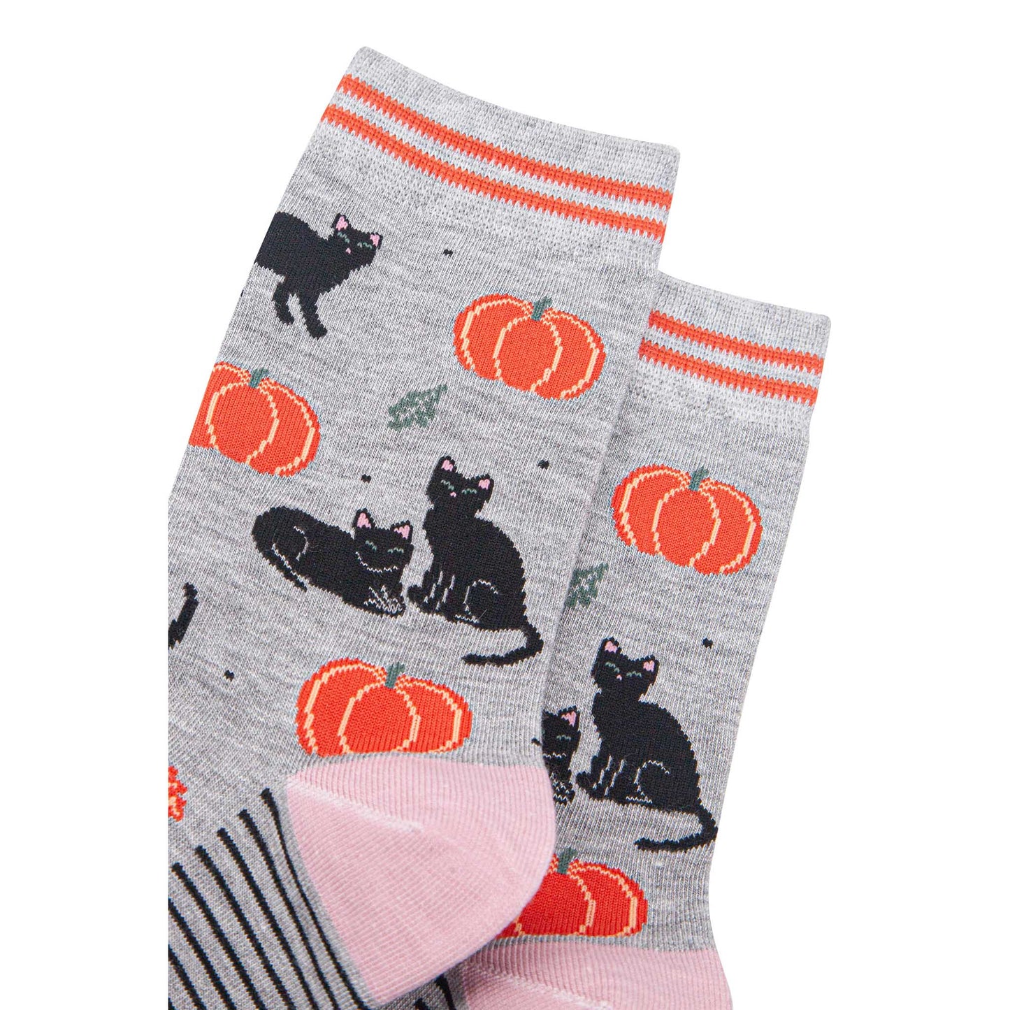 womens-bamboo-socks-light-grey-orange-cats-and-pumpkins-close-up