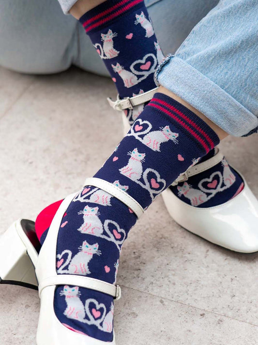 cats-in-love-print-bamboo-socks-in-navy-and-pink