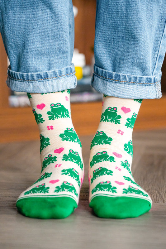 womens-bamboo-socks-cream-frog-love-heart