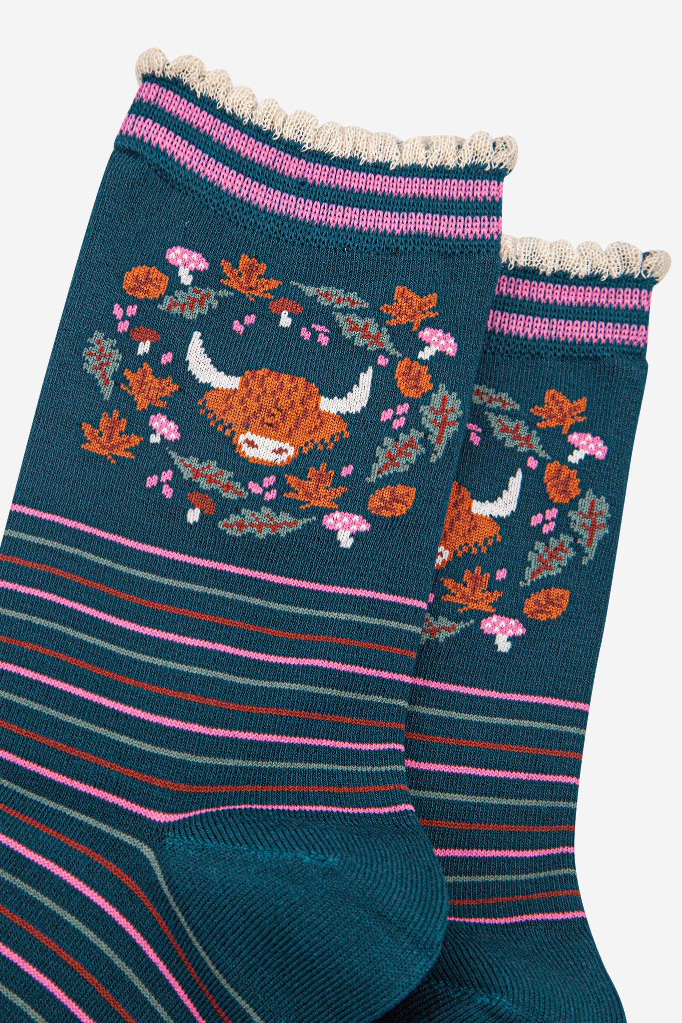 womens-bamboo-socks-forest-green-pink-highland-cow-floral-wreath-close-up