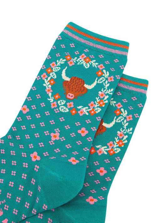 womens-bamboo-socks-teal-highland-cow-floral-wreath-close-up-horned-highland-cow-pink-orange-white-floral-wreath