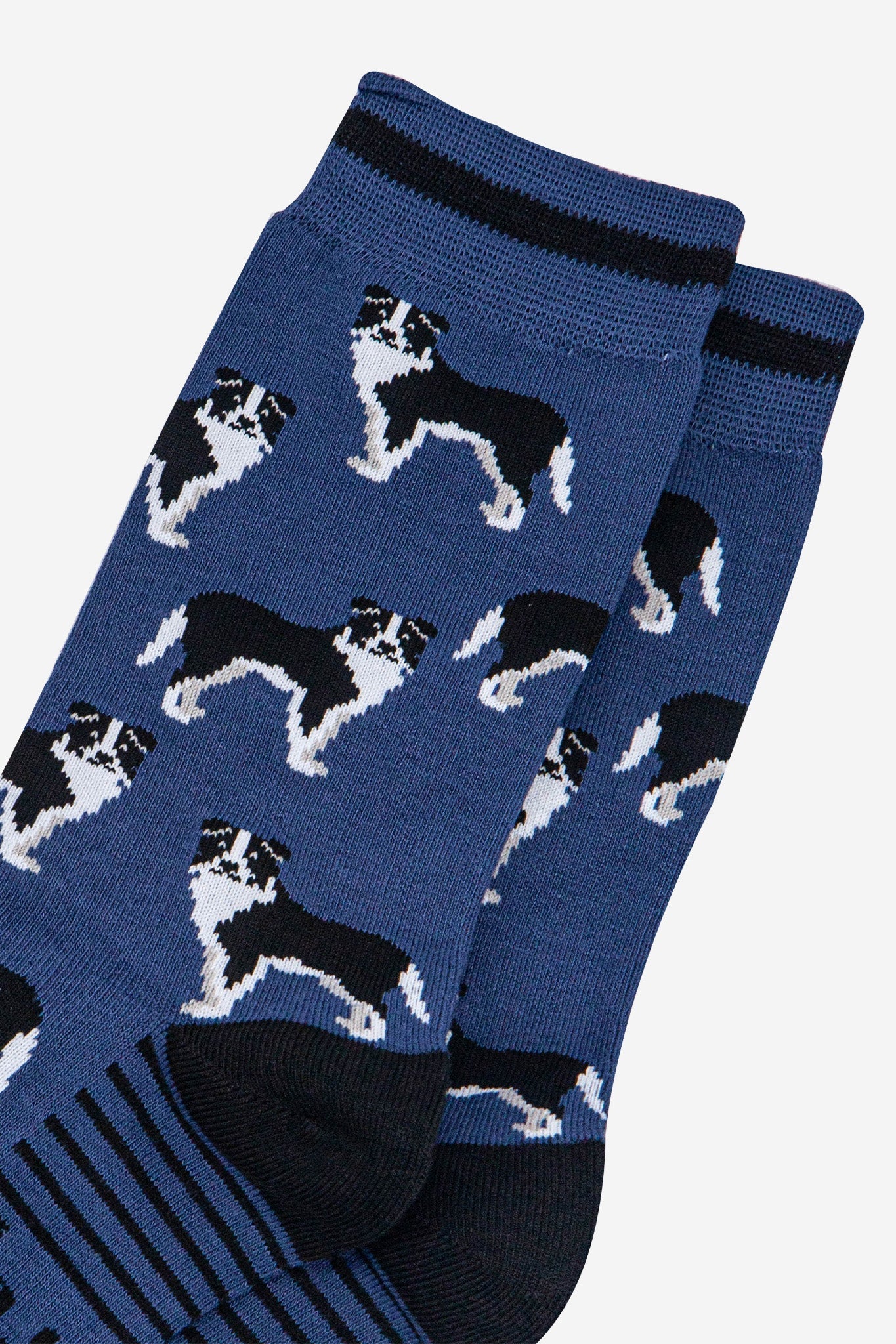 mens-bamboo-socks-denim-blue-black-border-collie-close-up