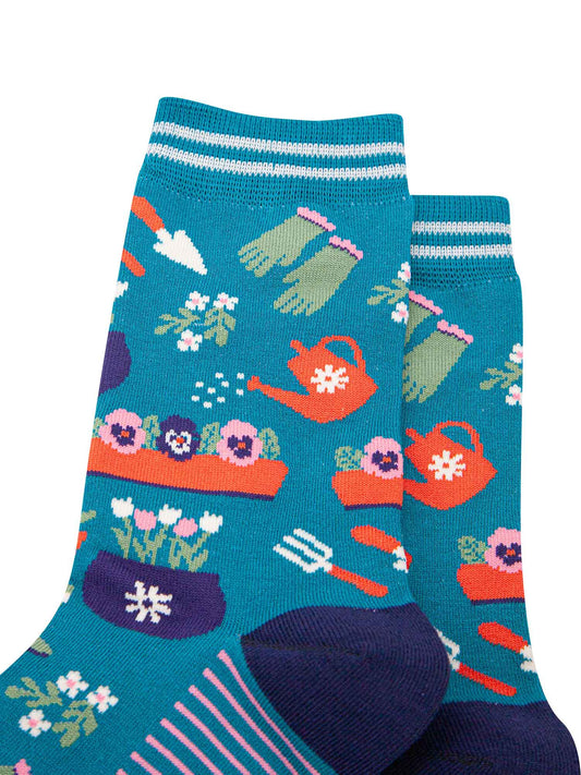 womens-bamboo-socks-teal-pink-gardening-close-up
