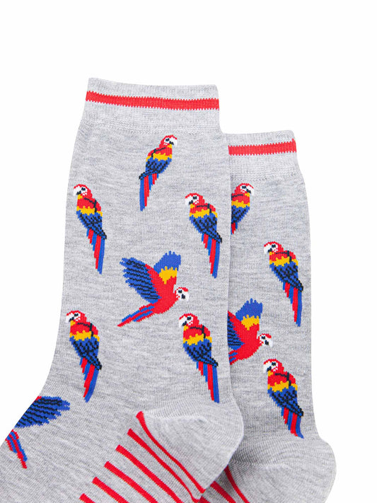 mens-bamboo-socks-grey-macaw-parrot-close-up-red-blue-yellow-birds