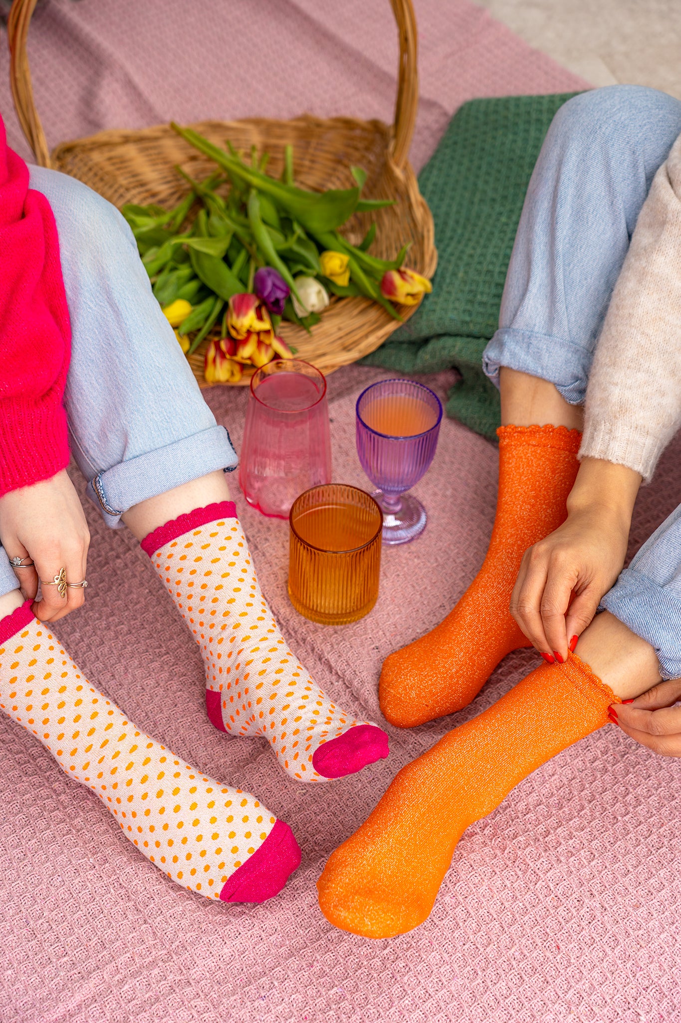 womens-glitter-socks-cream-hot-pink-polka-dots-cotton-blend-all-over-glitter-ankle-socks-in-tangerine