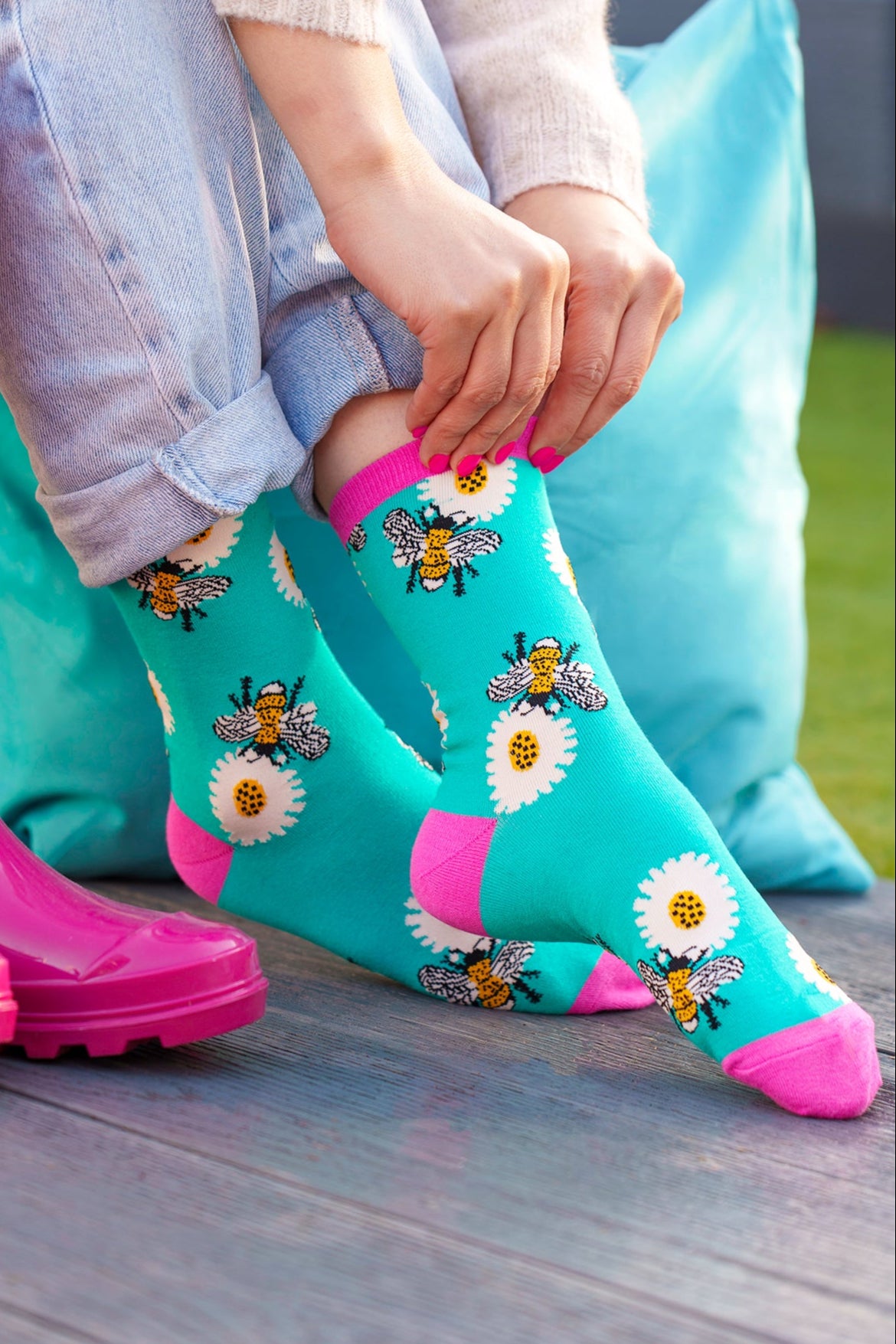 4960tuhp-turquoise-hot-pink-womens-small-bee-and-sunflower-bamboo-socks