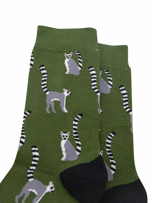 mens-bamboo-socks-dark-green-black-lemur-close-up