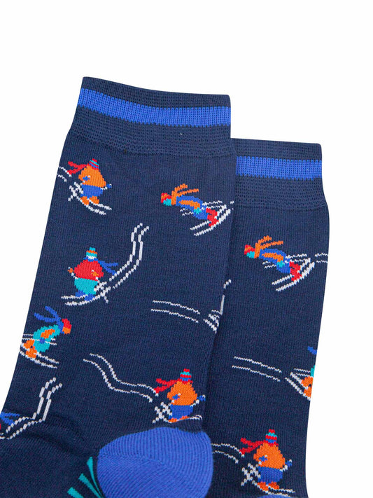 mens-bamboo-socks-navy-blue-skiing-close-up