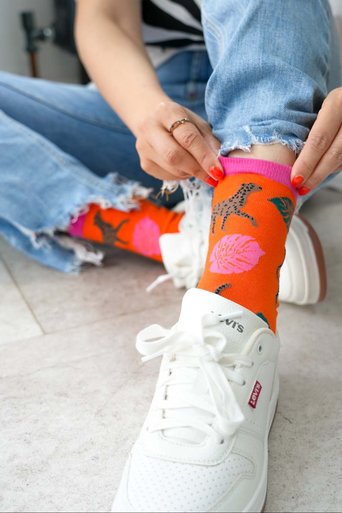 womens-bamboo-cheetah-ankle-socks-leopard-print-animal-sock-pink