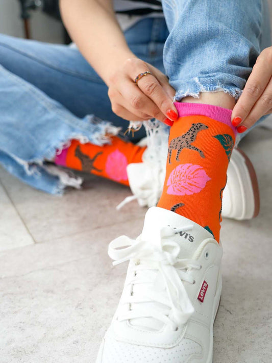 womens-bamboo-cheetah-ankle-socks-leopard-print-animal-sock-pink