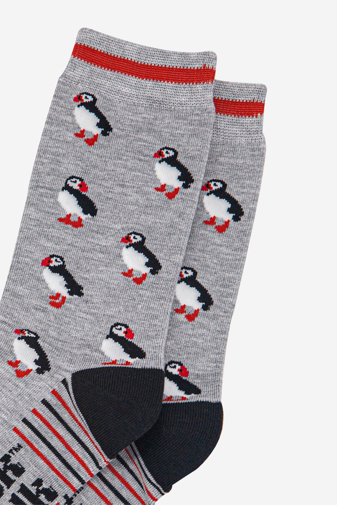 mens-bamboo-socks-light-grey-black-puffins-close-up