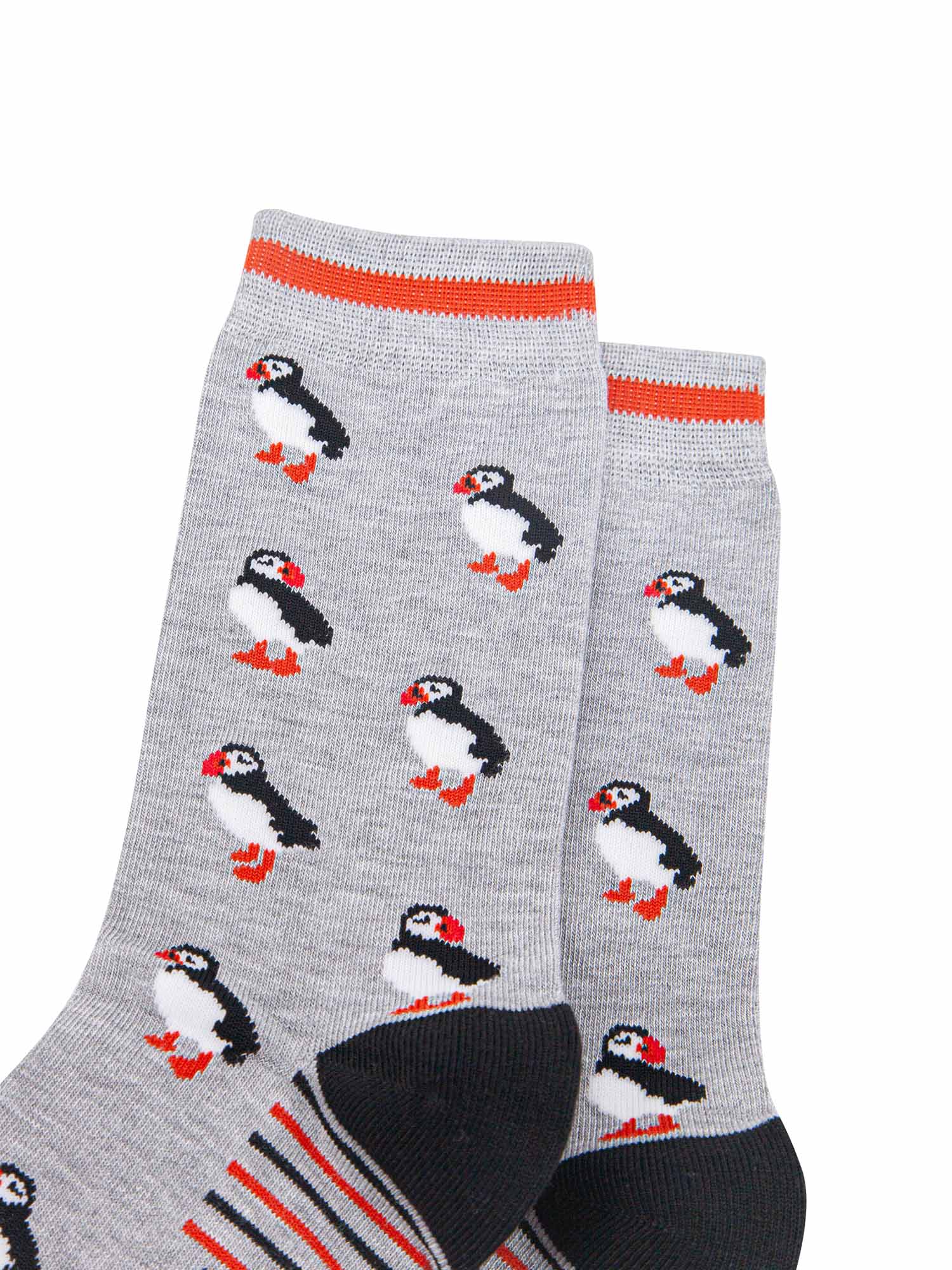 mens-bamboo-socks-light-grey-black-puffins-close-up