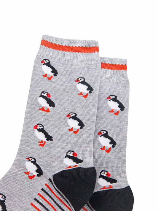 mens-bamboo-socks-light-grey-black-puffins-close-up