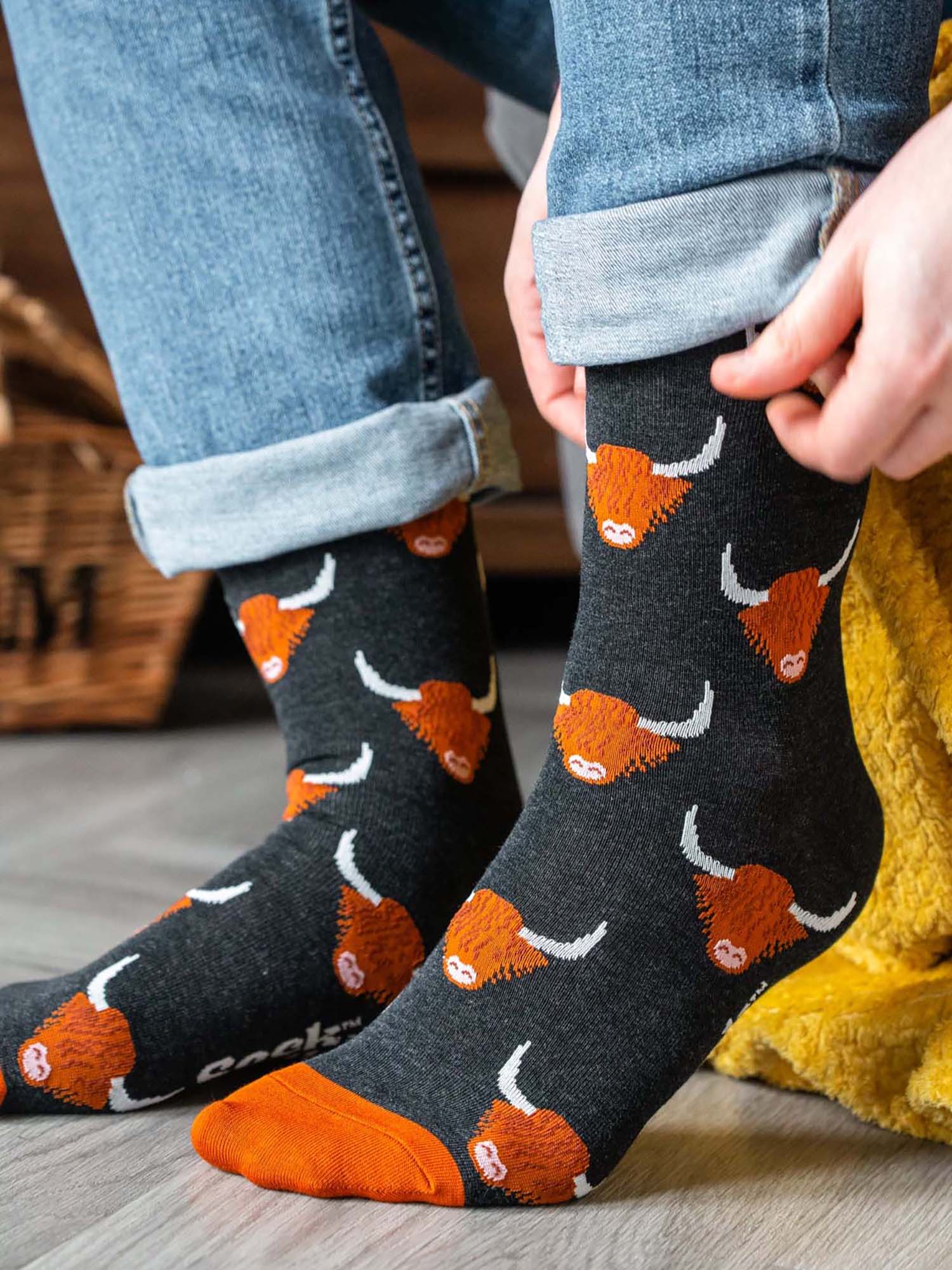 mens-bamboo-socks-black-highland-cow