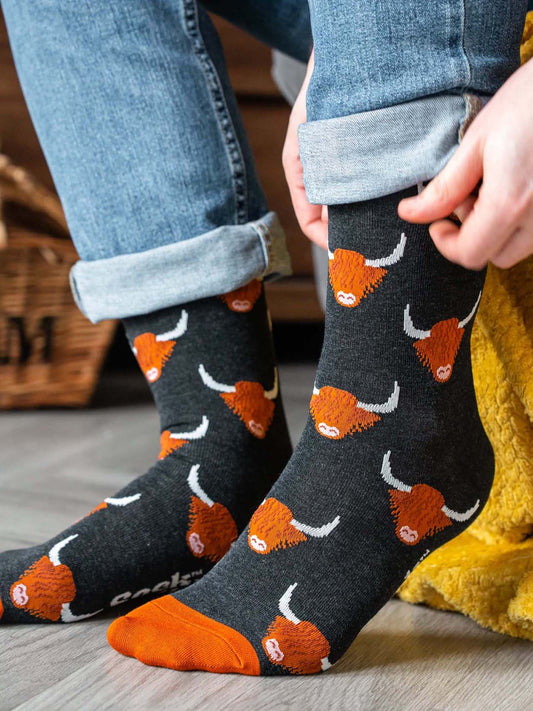 mens-bamboo-socks-black-highland-cow