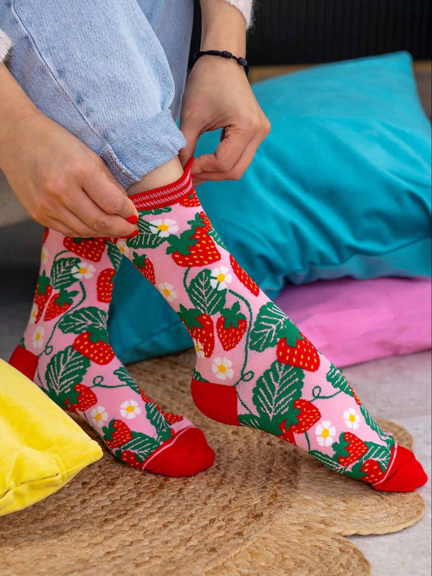 womens-bamboo-socks-pink-strawberries