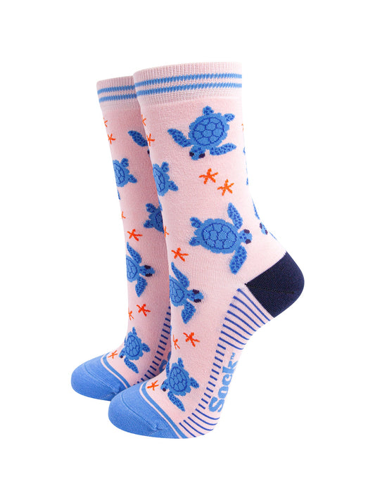 Sea-Turtles-Bamboo-Socks-in-Pink-On-Foot-Mannequin