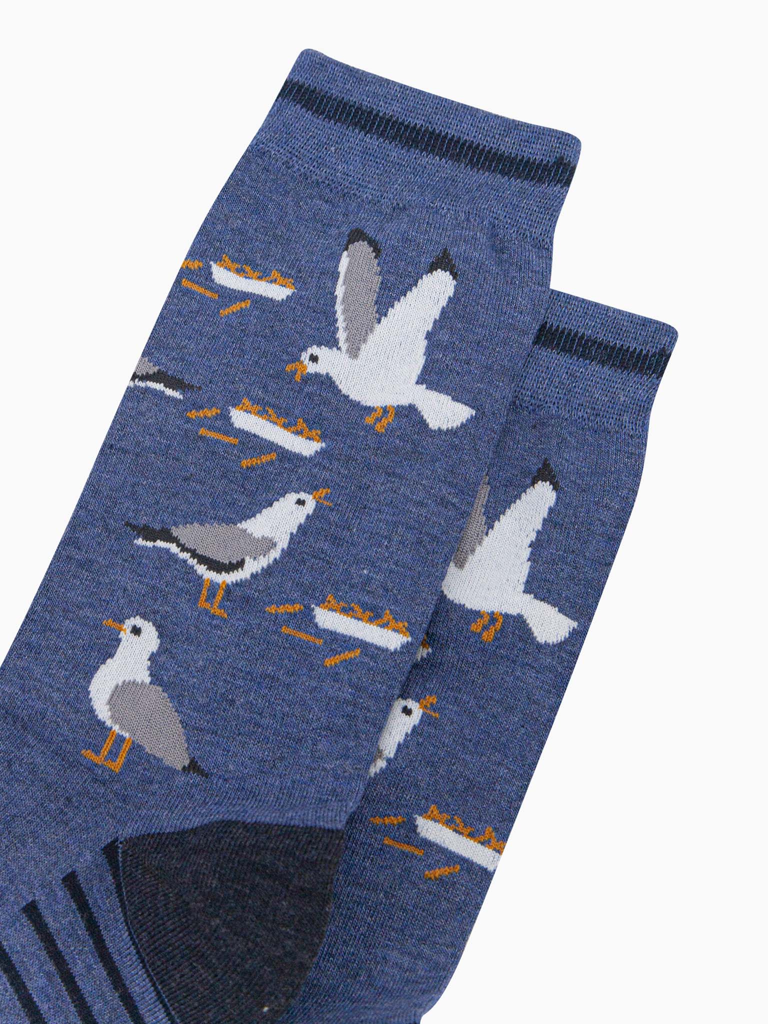 mens-bamboo-socks-denim-blue-thieving-seagulls-close-up-birds-flying-standing-swooping-to-steal-chips