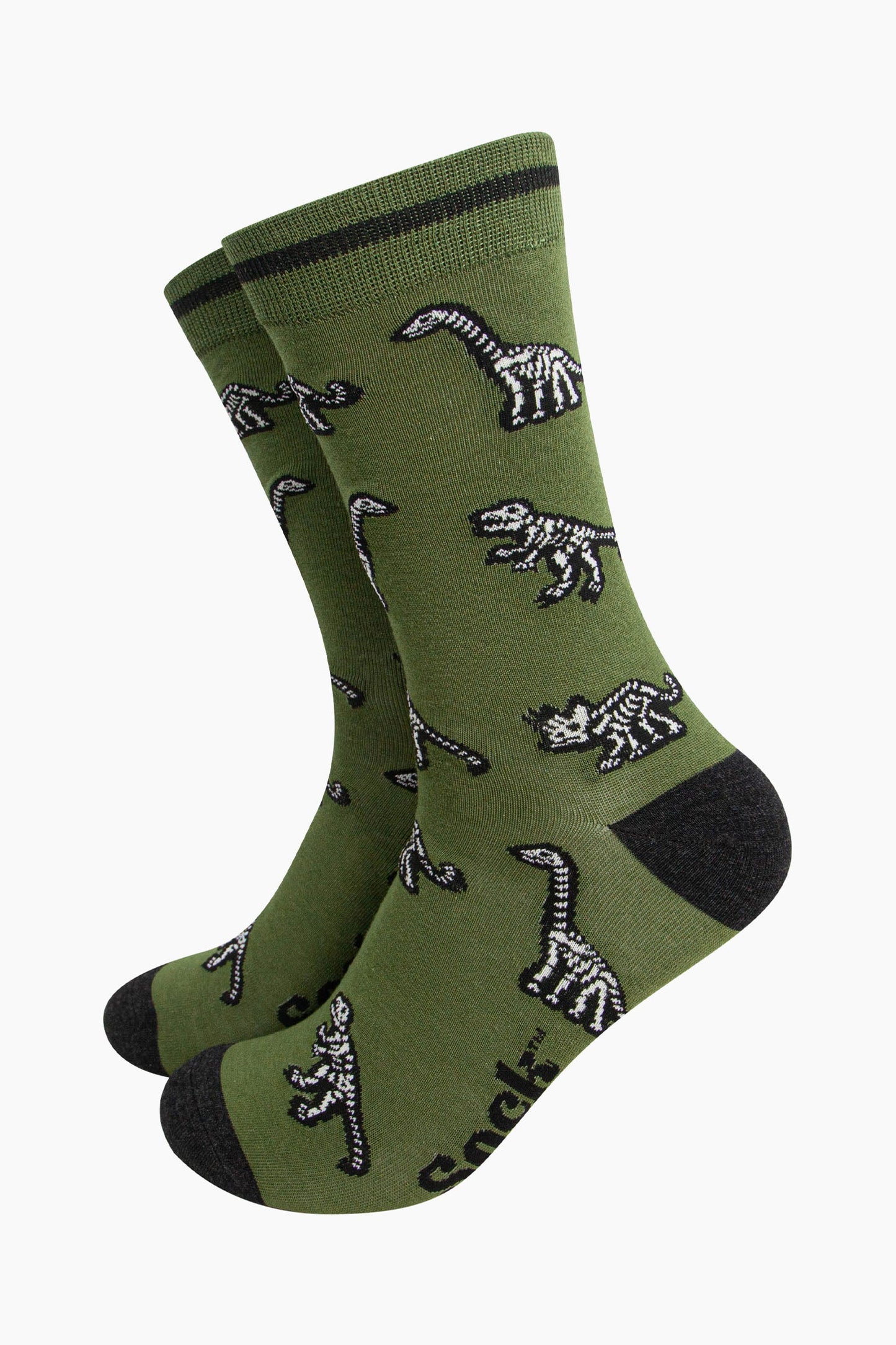 mens-bamboo-socks-green-dinosaur-skeletons-pattern-fossilised-t-rex-triceratops-brontosaurus