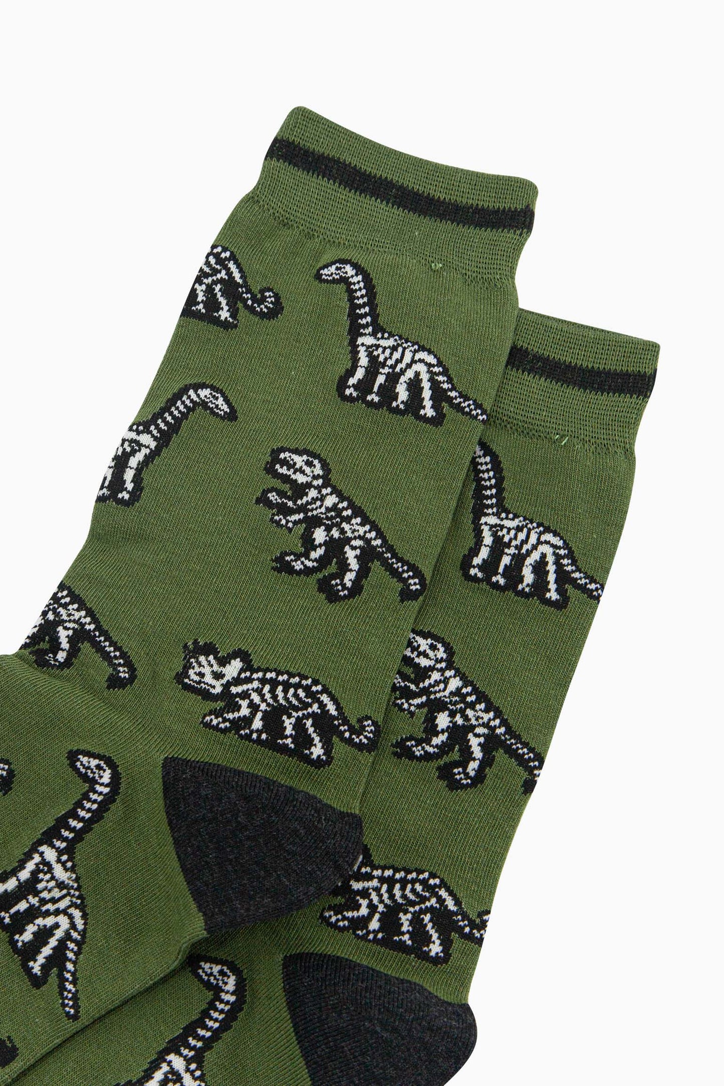 mens-bamboo-socks-green-dinosaur-skeletons-close-up-fossil-skeletons-of-trex-triceratops-brontosaurus