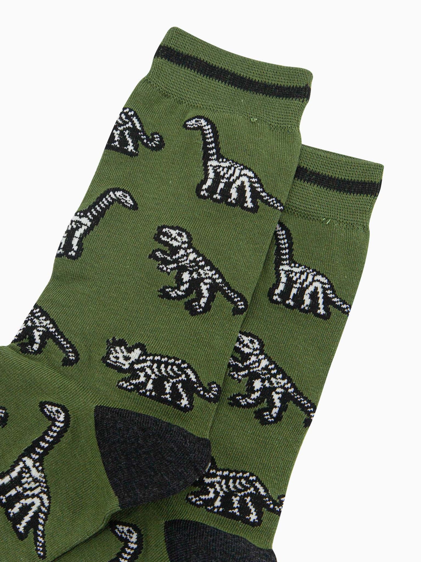 mens-bamboo-socks-green-dinosaur-skeletons-close-up-fossil-skeletons-of-trex-triceratops-brontosaurus