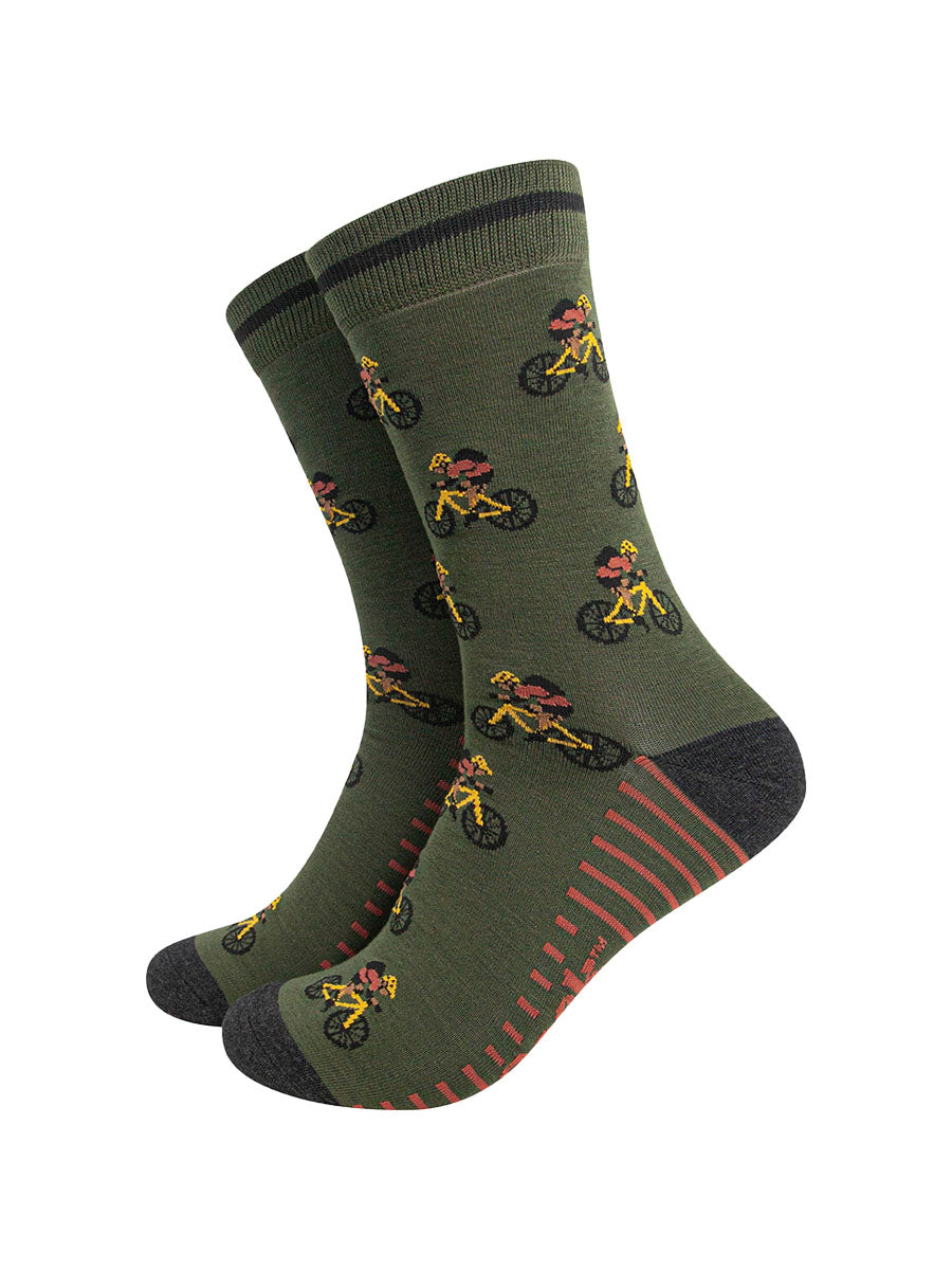 mens-bamboo-socks-khaki-mountain-bikers-pattern-cyclists-on-yellow-mountain-bikes