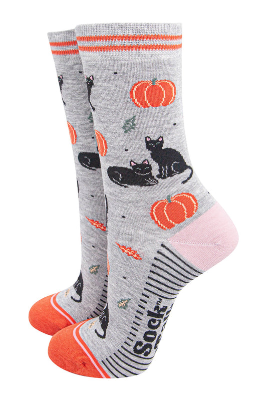 womens-bamboo-socks-light-grey-orange-cats-and-pumpkins-halloween