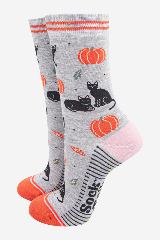 womens-bamboo-socks-light-grey-orange-cats-and-pumpkins-halloween