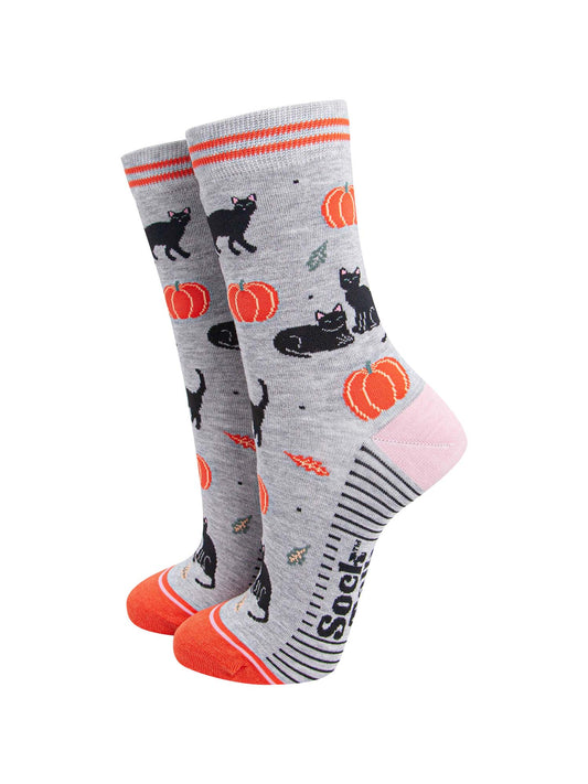 womens-bamboo-socks-light-grey-orange-cats-and-pumpkins-halloween