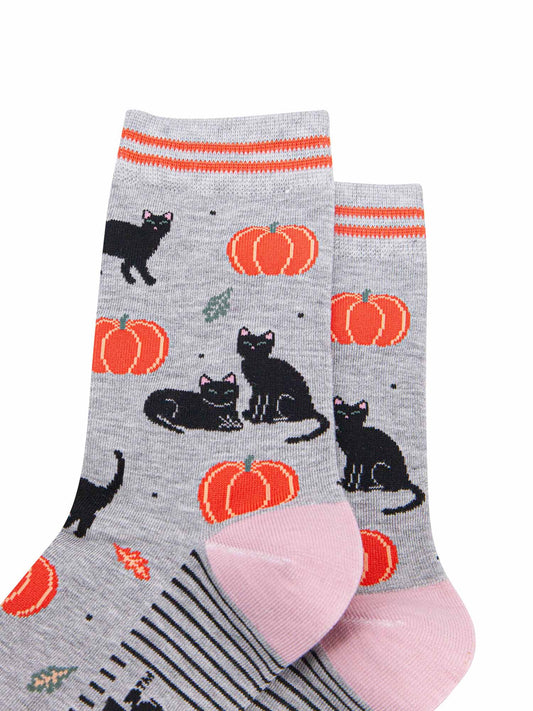 womens-bamboo-socks-light-grey-orange-cats-and-pumpkins-close-up