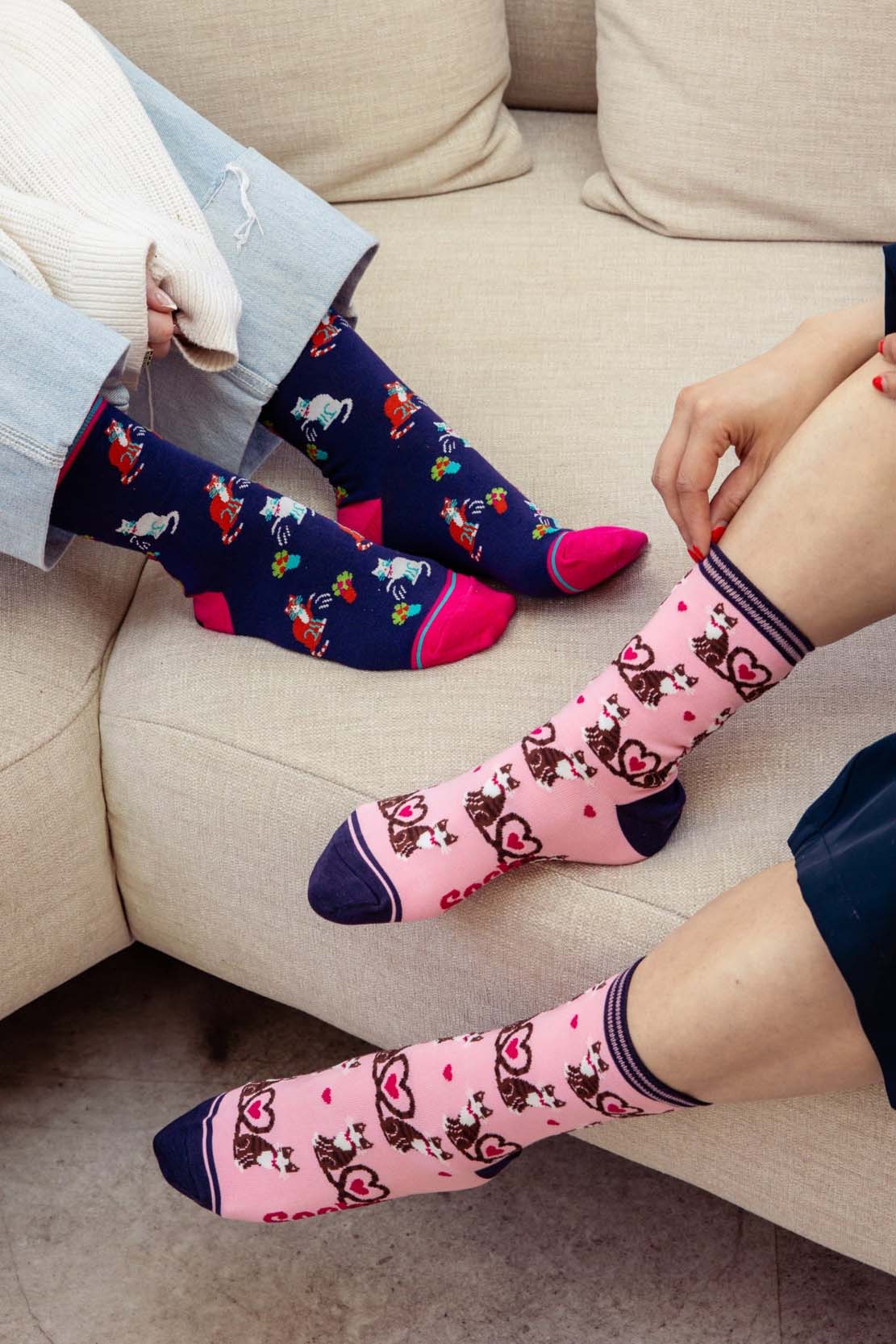 cats-gardening-bamboo-socks-in-blue-and-pink-cats-in-love-bamboo-socks-in-pink-and-blue