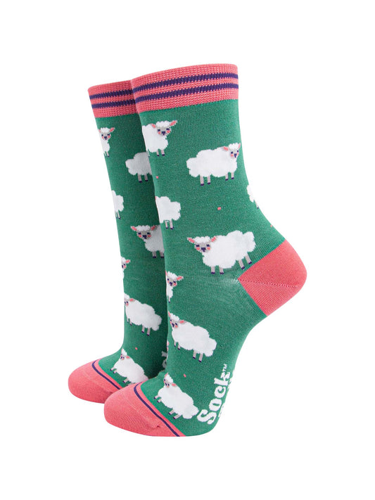 green ankle socks featuring a pattern of white woolly sheep lamb all over