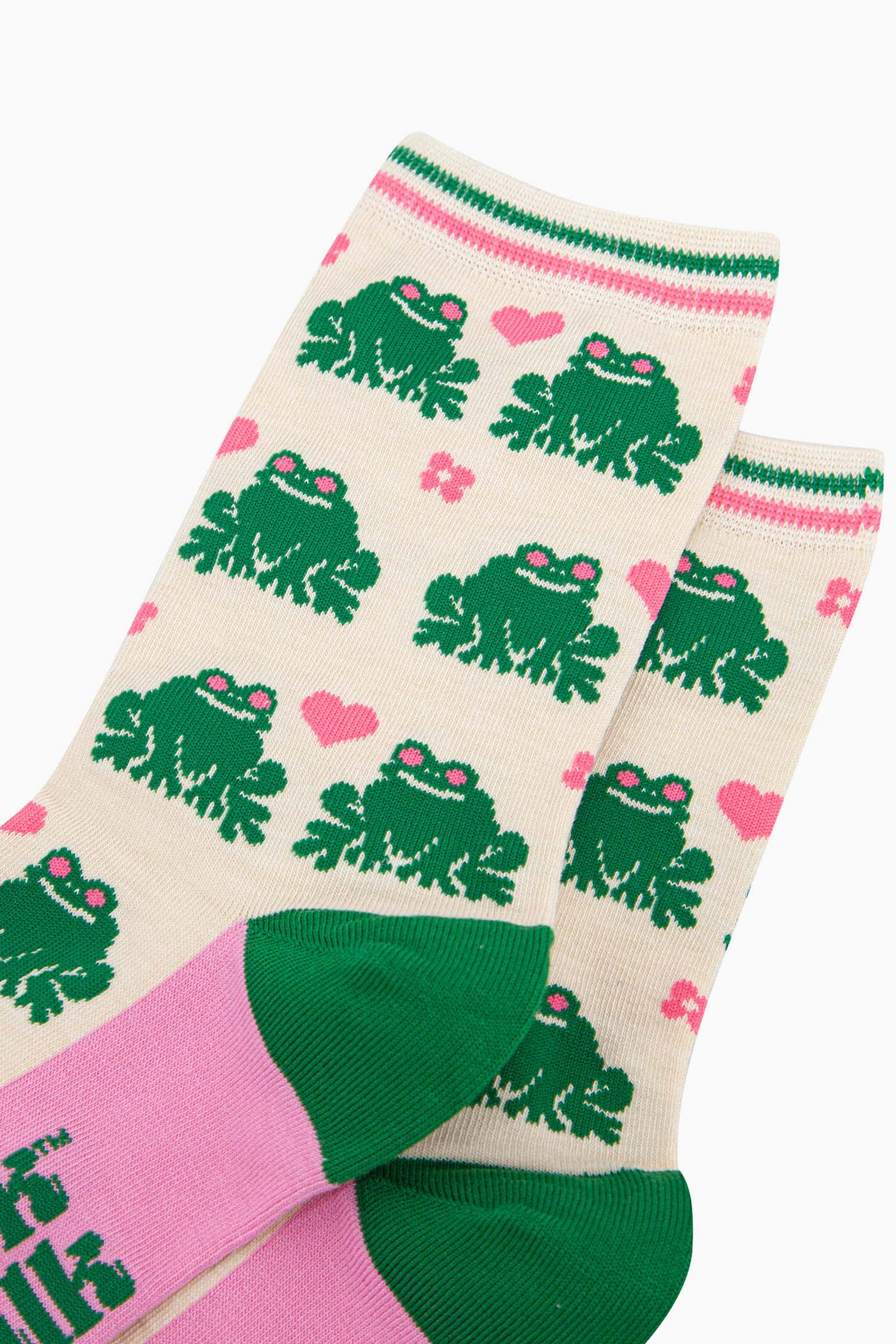 womens-bamboo-socks-cream-frog-love-heart-close-up-showing-crouching-green-frogs-pink-flowers-pink-love-hearts