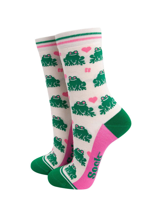 womens-bamboo-socks-cream-frog-love-heart-showing-a-pattern-of-green-frogs-and-pink-love-hearts