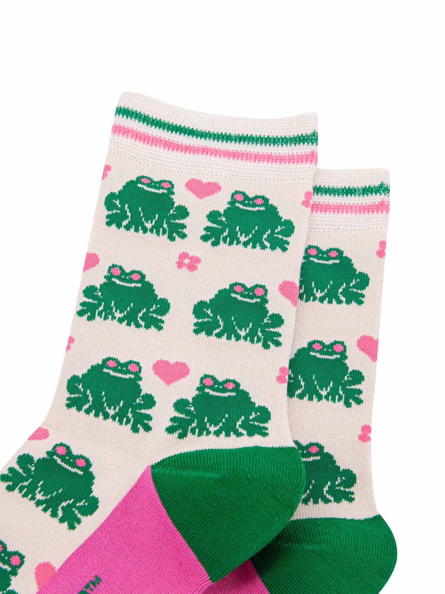 womens-bamboo-socks-cream-frog-love-heart-close-up-showing-crouching-green-frogs-pink-flowers-pink-love-hearts