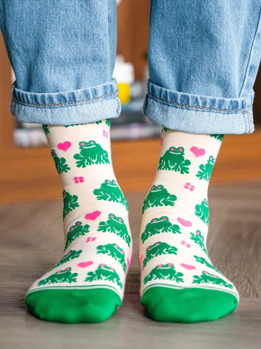 womens-bamboo-socks-cream-frog-love-heart