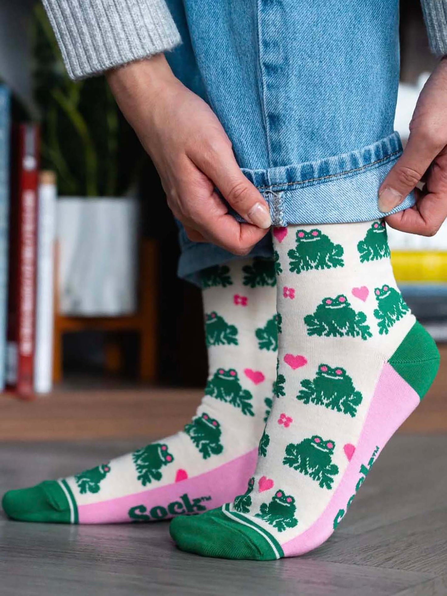 womens-bamboo-socks-cream-frog-love-heart