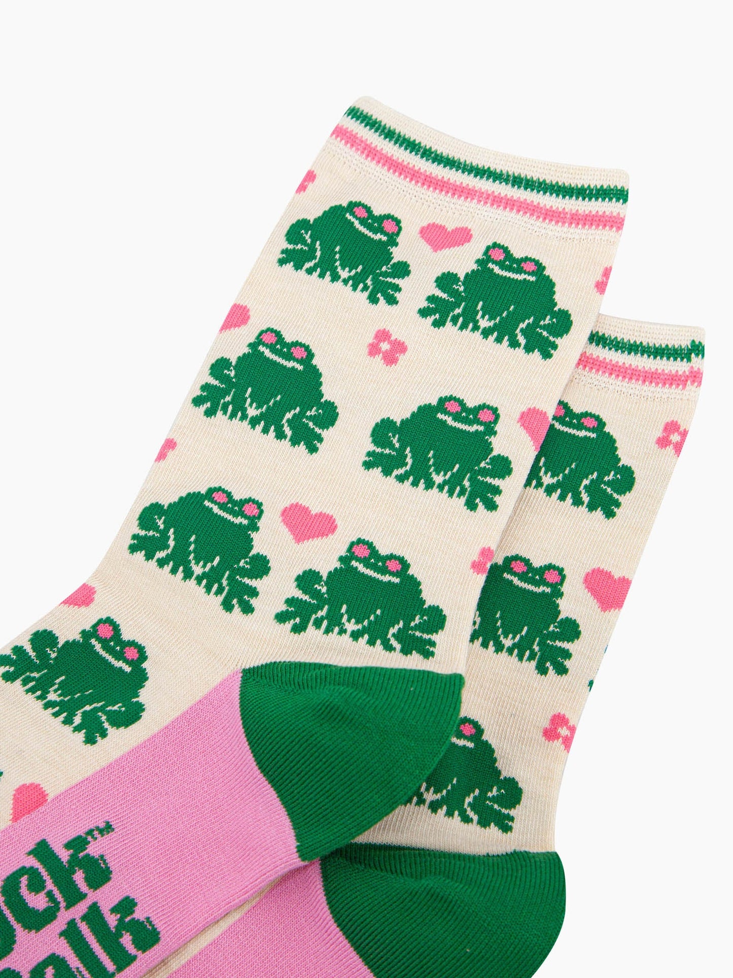 womens-bamboo-socks-cream-frog-love-heart-close-up-showing-crouching-green-frogs-pink-flowers-pink-love-hearts