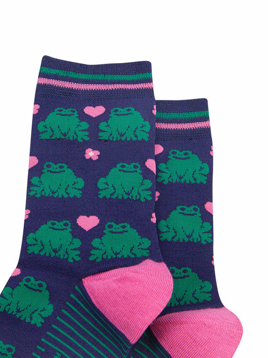 womens-bamboo-socks-navy-blue-pink-frogs-close-up