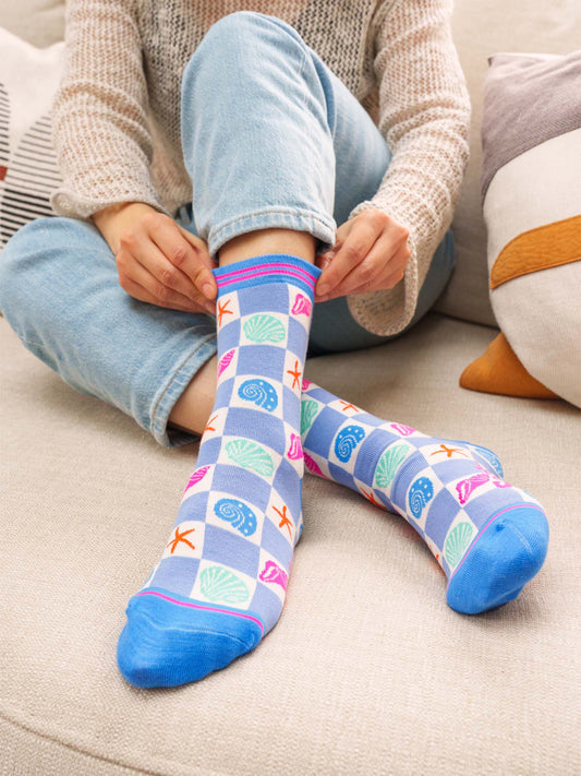 seashell-checkered-bamboo-socks-in-blue