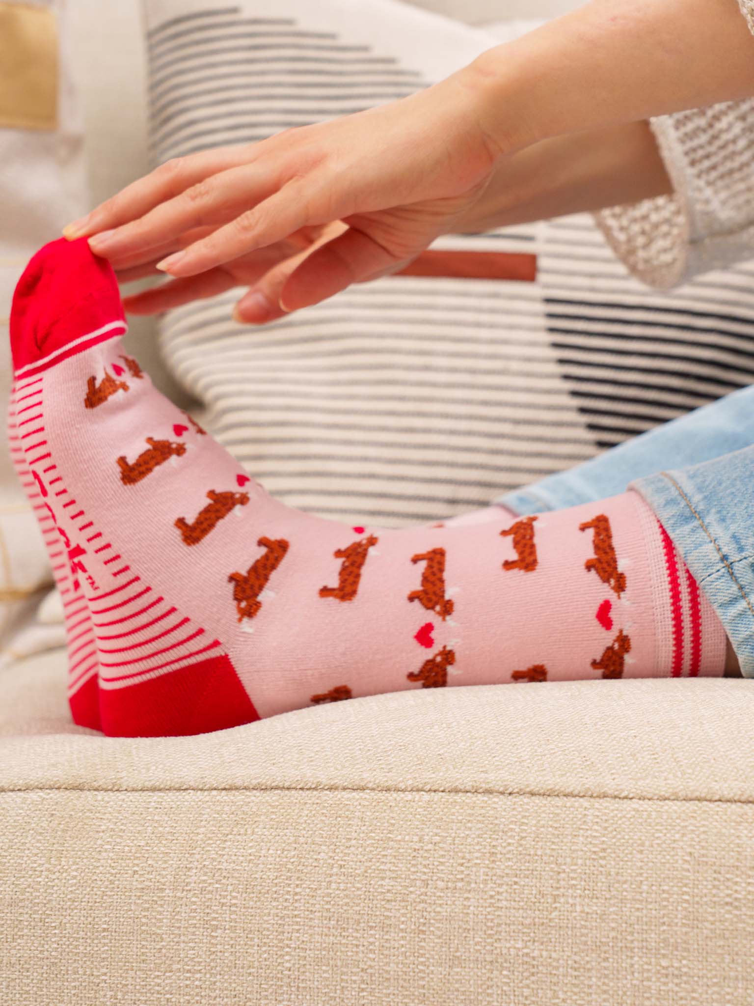 Highland-Cow-Hearts-Bamboo-Socks-in-Pink